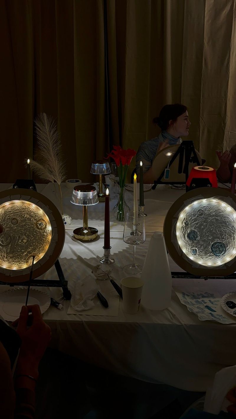 Zelfgemaakte maanlampen stralen op een tafel met kaarslicht