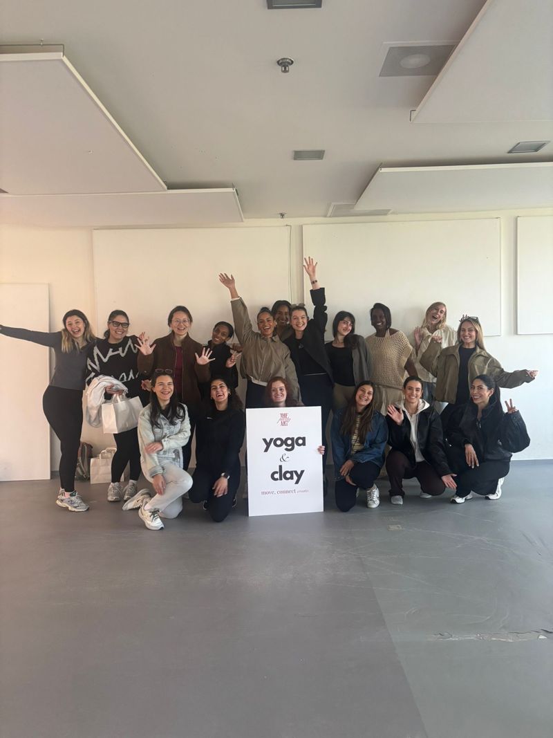 Gasten met hun kleiwerk na een Yoga & Clay-sessie
