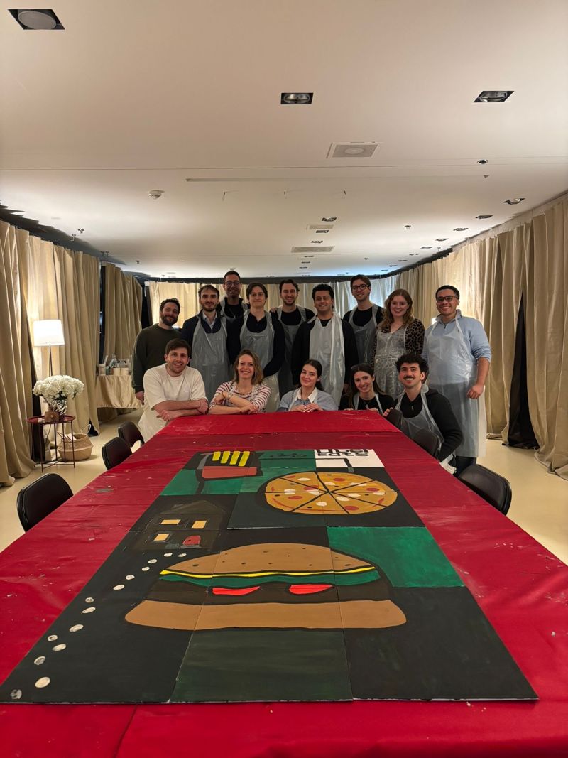 Het team van Uber Eats met de muurschildering die ze samen maakten in de ARTparty-studio