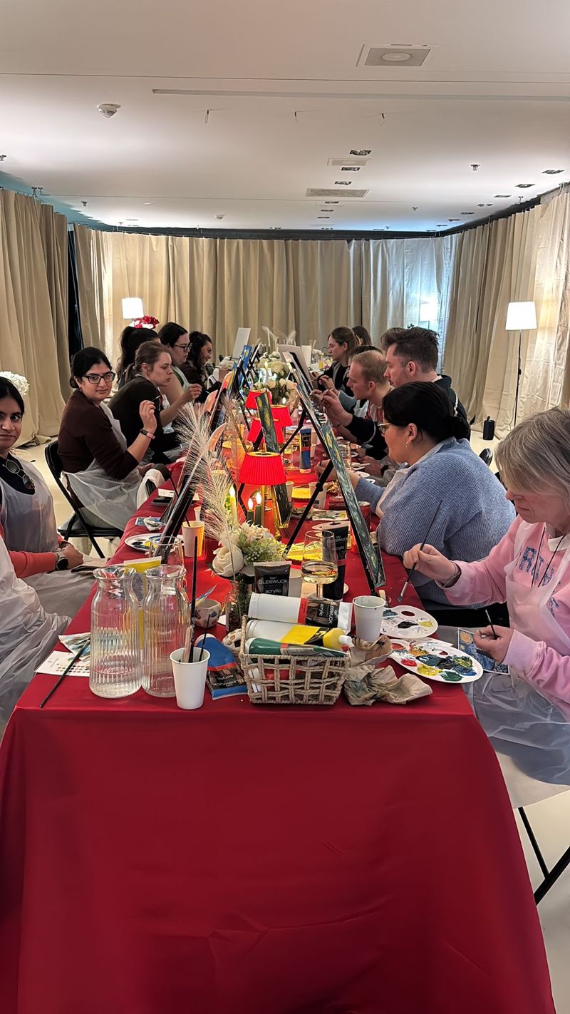 De ARTparty-studio met een lange tafel vol gasten